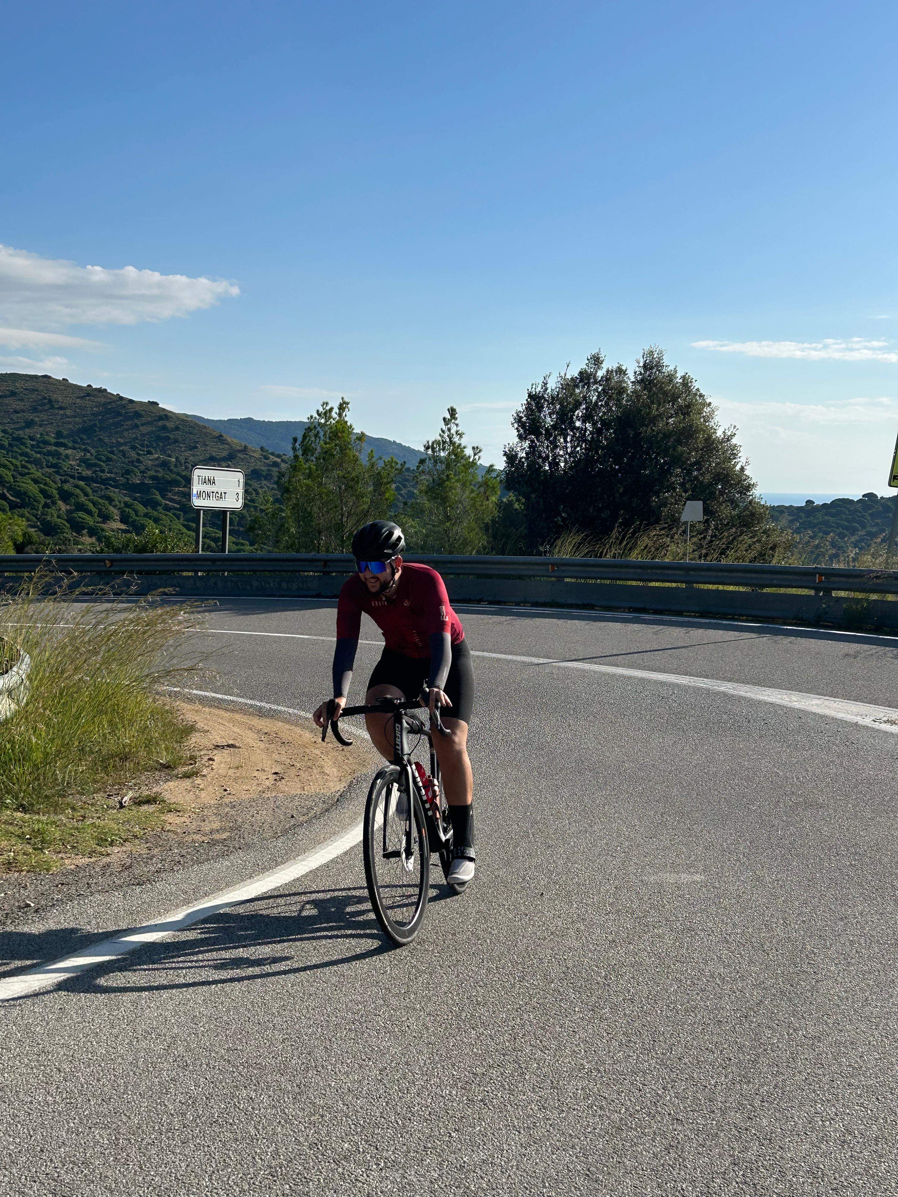 Ciclista tomando curva